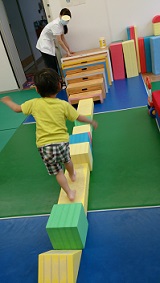 自閉症児の行動特徴「おもちゃを並べる」ことを関わり遊びに発展させよう：人とのやりとり