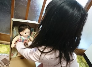 家庭療育の手づくりおもちゃ：ダンボールで人形のベット｜澄川綾乃のカンタン家庭療育