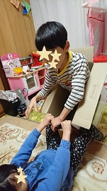 家庭療育の手づくりオモチャ：ダンボールで遊ぼう：倒しっこ｜澄川綾乃のカンタン家庭療育