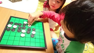 自閉症の息子の小学校1年生 支援学級(知的)学級活動でオセロやトランプ