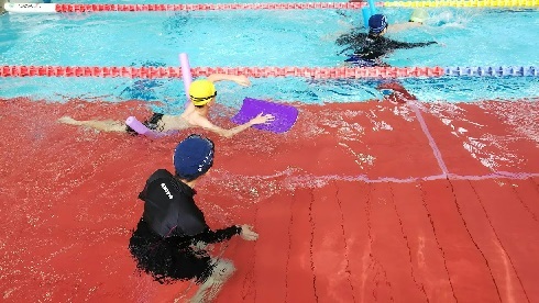 自閉症の息子　スイミングカーニバルの補助具何でも泳法でクロールに挑戦！！