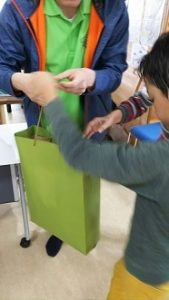 くじで１等賞　自閉症の息子スイミングカーニバルでお菓子の山ゲット