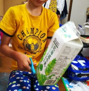 特別支援学級小学校５年生の夏休みの工作：カッターが使えるなら段ボール工作「立体駐車場」