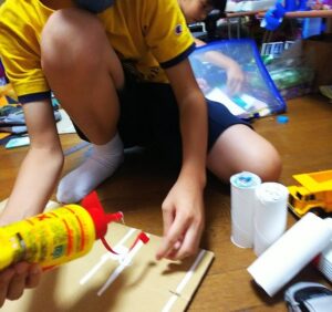 特別支援学級小学校５年生の夏休みの工作：カッターが使えるなら段ボール工作「立体駐車場」