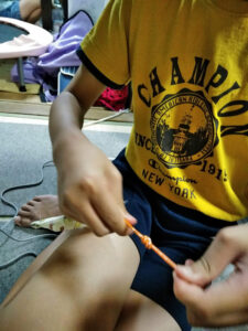 特別支援学級小学校６年生の夏休みの工作　マスクの紐を結ぶ