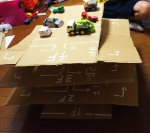 特別支援学級小学校５年生の夏休みの工作：カッターが使えるなら段ボール工作「立体駐車場」